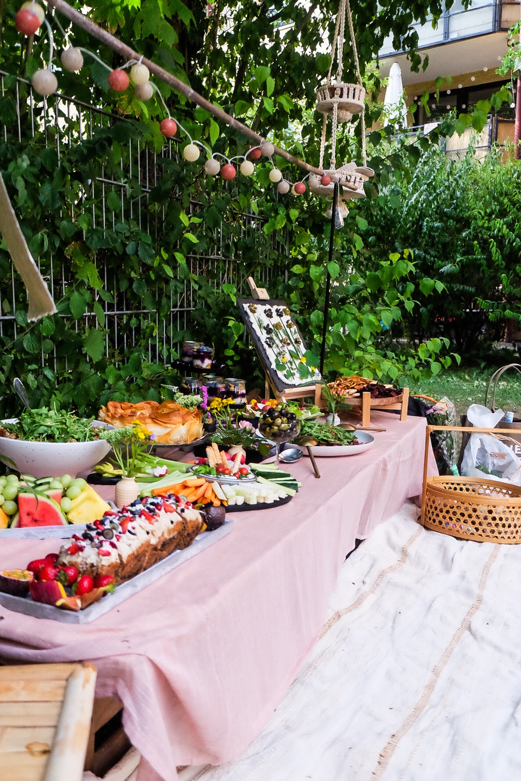 Catering-im-Park-Fotos: „Veganes Picknick-Catering von Bananaleaf – buntes Sharing-Menü mit essbaren Blüten, geliefert in einen Park in München"